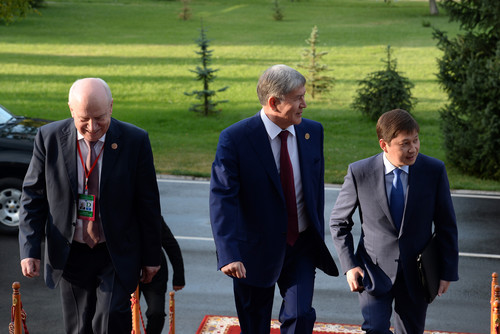 Исполнительный секретарь СНГ Сергей Лебедев, президент Алмазбек Атамбаев, заведующий отделом внешней политики Аппарата президента КР Сапар Исаков