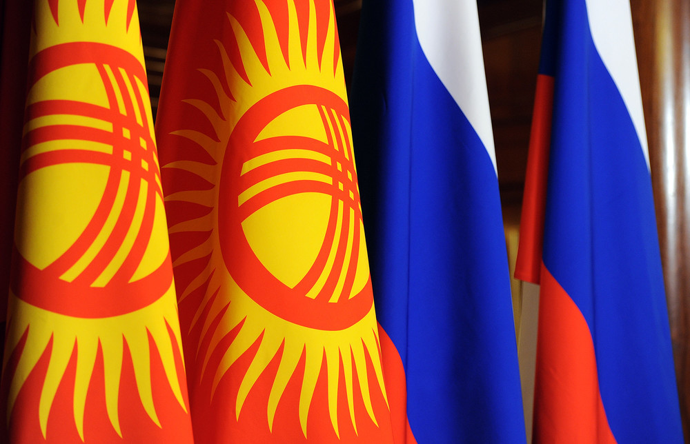 Флаги Кыргызстана и России
