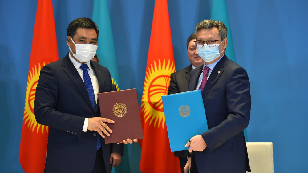 (слева-направо) Министр экономики Данияр Амангельдиев, министр торговли и интеграции Казахстана Бахыт Султанов