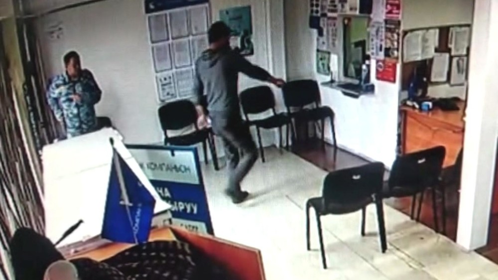 Неизвестный мужчина пришел с пистолетом в филиал ЗАО «Банк Компаньон»