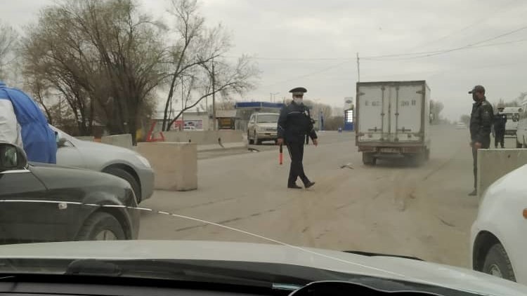 Бишкек шаарынын кире беришиндеги блокпост