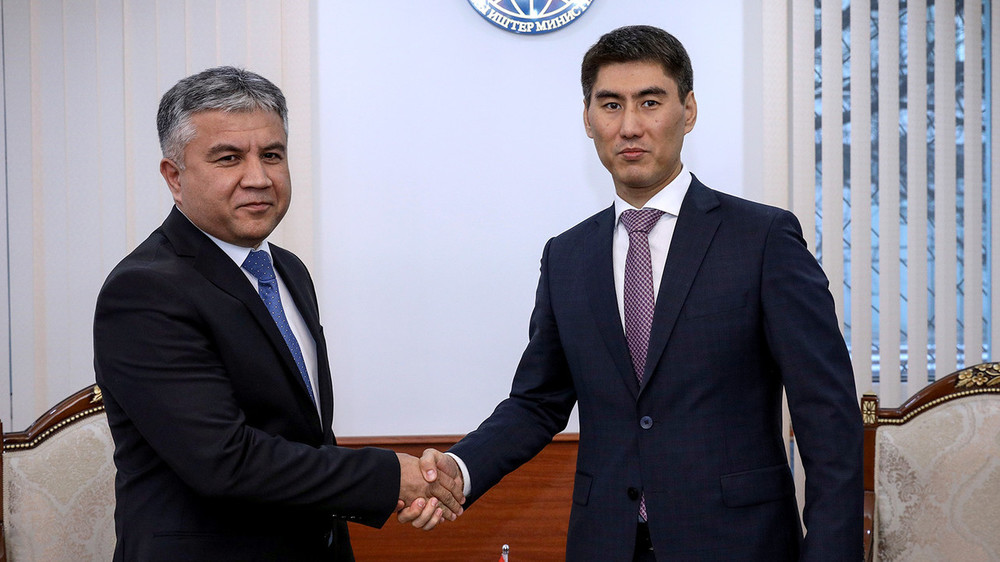 Министр иностранных дел Ч.Айдарбеков и посол Таджикистана Сухроб Ходжа Олимзода