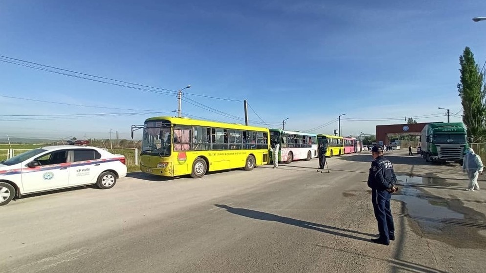 Возвращение кыргызстанцев на автобусах // Архивное фото