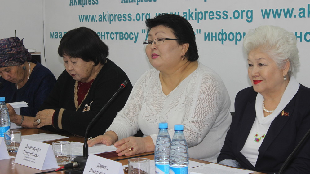 Джыпаркуль Турсунбаева публично заявляет о том, что два человека заказали убийство ее мужа