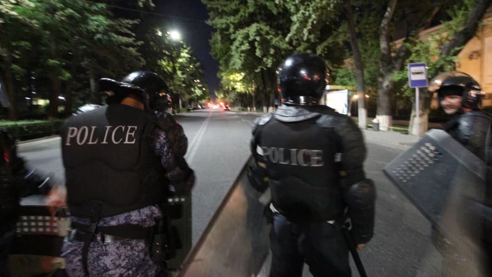 Сотрудники милиции во время беспорядков в ночь с 8 на 9 августа