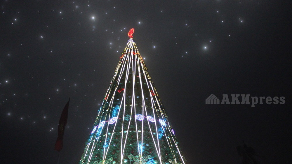 Новогодняя елка на площади Ала-Тоо