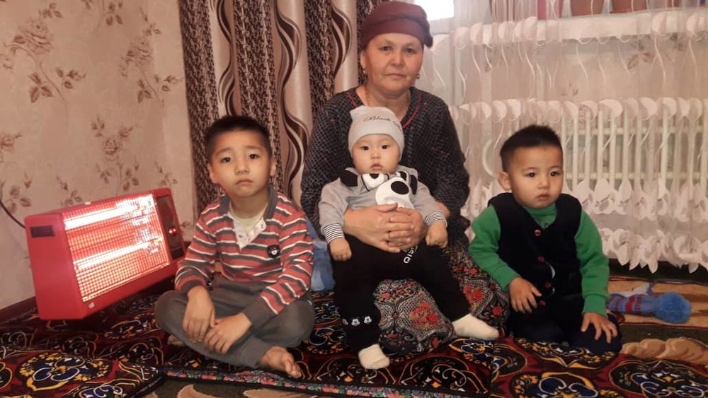 Айнагүл Абасканова вместе с внуками, Шамалды-Сай