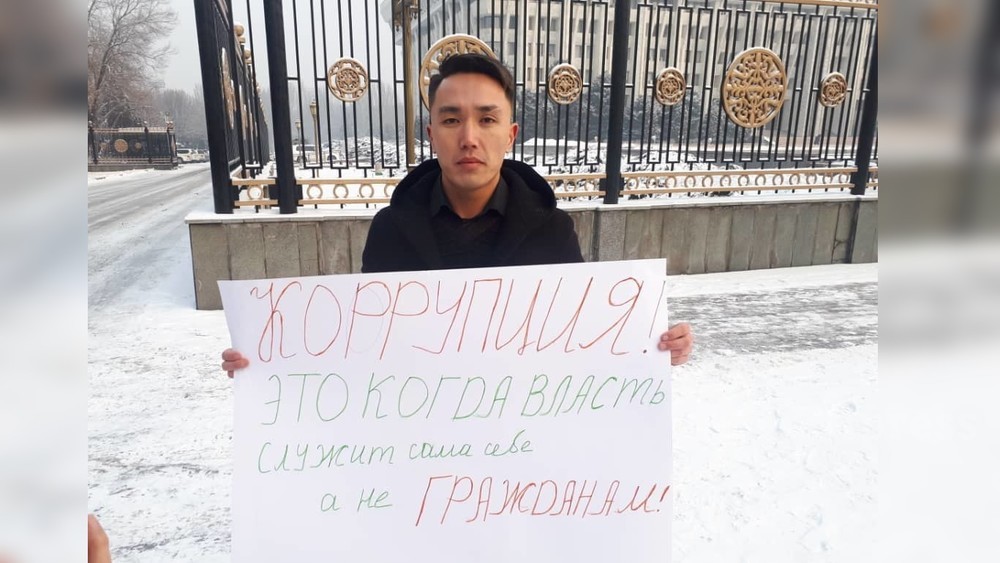 Арстанбек Тюлебаев вышел на одиночный пикет к Белому дому