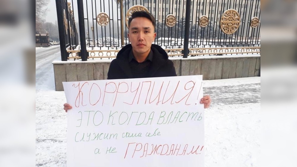 Арстанбек Тюлебаев вышел на одиночный пикет к Белому дому