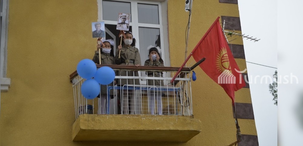 Жительницы города Жалал-Абад с флагом КР и фото ветеранов ВОВ