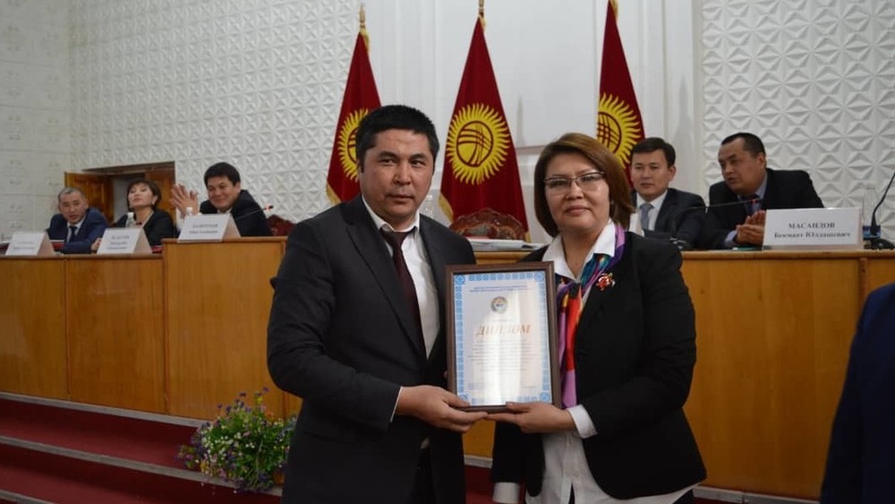 Мэр города Кызыл-Кия Э.Топчубаев и вице-премьер-министр А.Омурбекова
