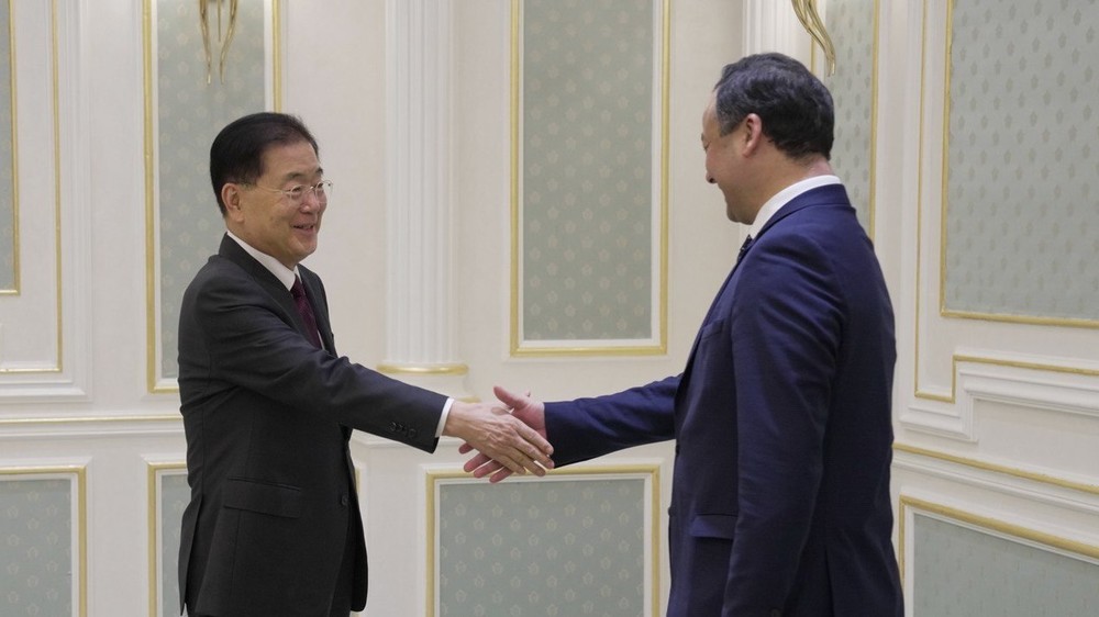 Министр иностранных дел Кыргызстана Р.Казакбаев и министр иностранных дел Республики Корея Чон Ый Ён