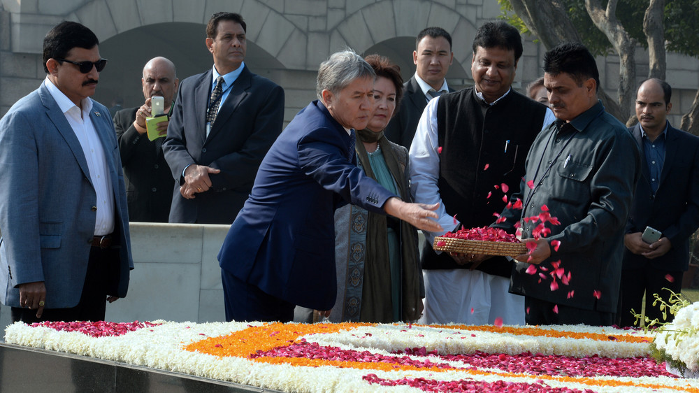 А.Атамбаев возложил венки к мемориалу Махатмы Ганди в Нью-Дели