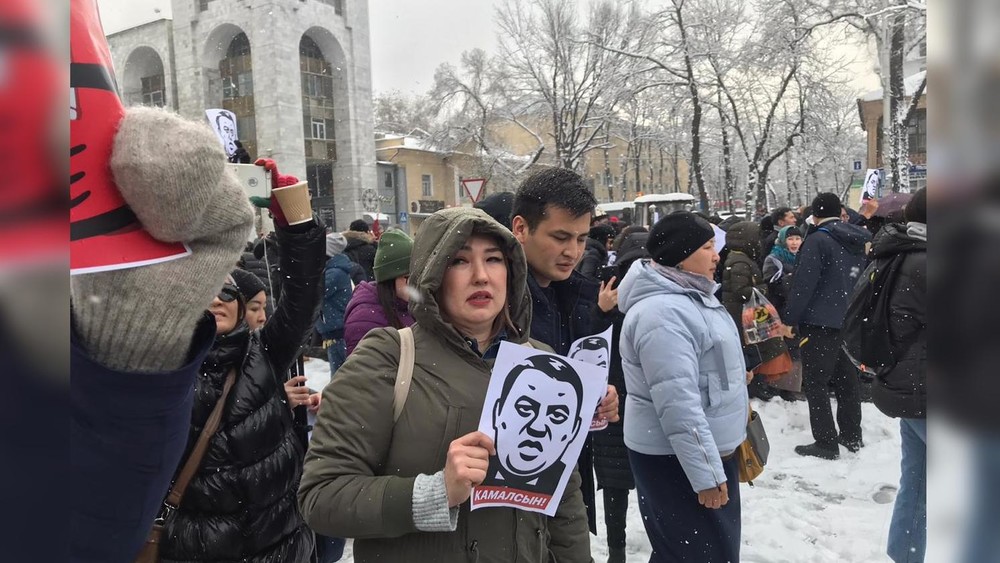 Экс-депутат Ширин Айтматова на акции против коррупции