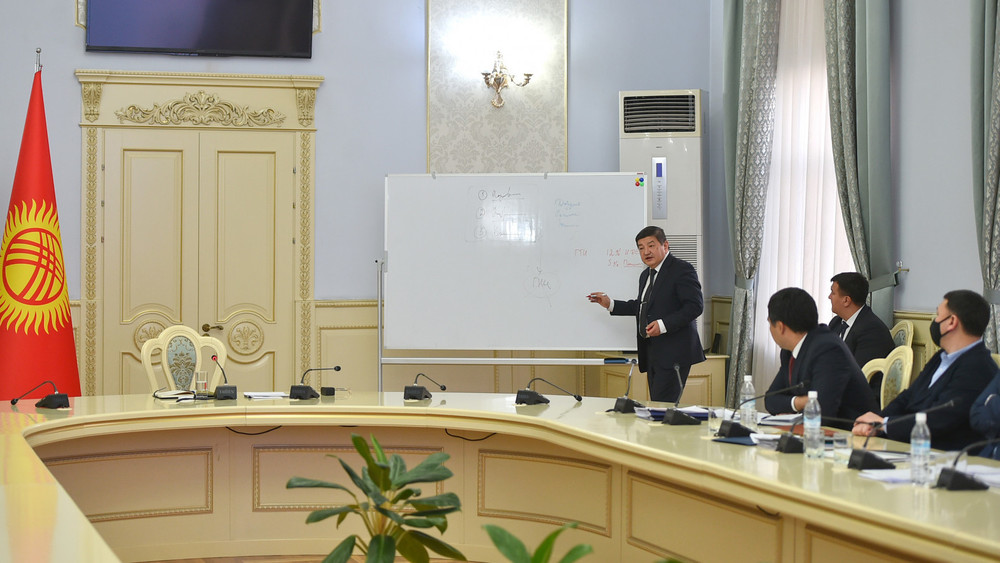 Глава Кабмина А.Жапаров на встрече с предпринимателями рынка «Дордой»