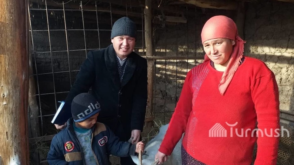 Мирлан Мурзакулов вместе с супругой и сыном, село Рахманжан