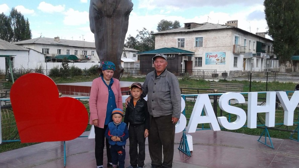 Бурмаш Жангараева вместе с супругом и внуками