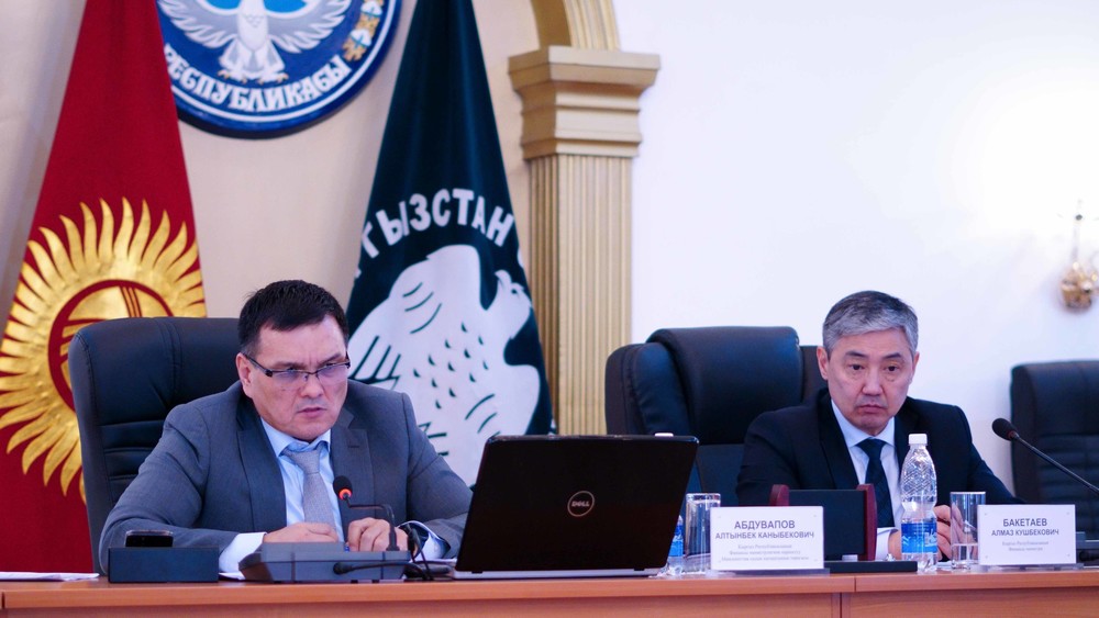 Председатель ГНС Алтынбек Абдувапов и министр финансов Алмаз Бакетаев