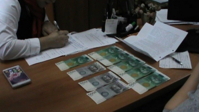 Задержание работницы вуза в Бишкеке при получении взятки