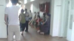 В поликлинике Токмока образовалась очередь, принимает только один врач. Фото очевидца