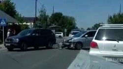 В Бишкеке произошло ДТП с участием мотоциклиста. Видео с места аварии