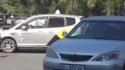 На ул.Манаса «Камри» столкнулась с машиной «Яндекс. Такси»