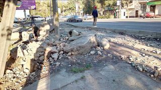 Бишкекчане просят убрать строительные отходы на проспекте Жибек Жолу, образовавшиеся после ремонта дороги