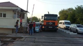На железнодорожном переезде в Бишкеке столкнулись фура и легковушка