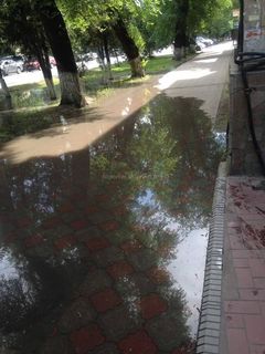 Фото — В Бишкеке на пересечении улиц Тоголок Молдо и Фрунзе вода арыка топит дорогу