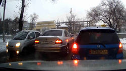BMW 520 выехал на встречку на Койбагарова. Видео