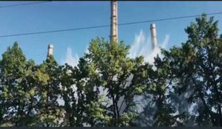 Видео — На территории ТЭЦ Бишкека вода бьет фонтаном