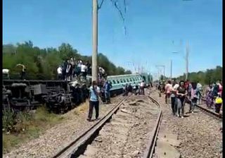Видео — Пассажирский поезд сошел с рельсов в Казахстане. Внутри были кыргызстанцы