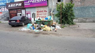 Мусорный бак на Кулатова-Ибраимова забит. Отходы не забирают уже в течение нескольких дней