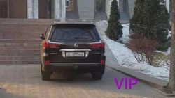 Водитель Lexus LX 570, припарковавшийся возле Белого дома, оштрафован на 1000 сомов