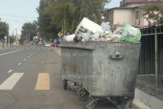 «Тазалык» вывозит мусор на Ленинградской-Серова каждый вечер