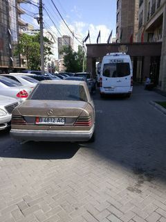 Тротуар возле отеля по улице Исанова используется в качестве парковки