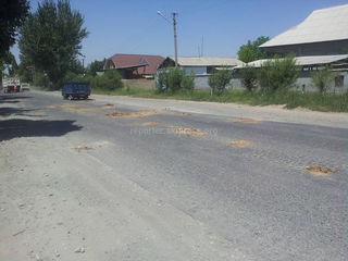 Житель Баткена возмущен качеством ямочного ремонта на участке трассы Кызыл-Кыя—Караван