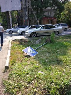 На перекрестке Московская-Панфилова упал дорожный знак