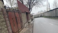 В Востоке-5 на ул.Кийизбаева нет тротуара. Фото горожанки