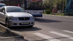 Автомобиль с абхазским госномером припаркован перед зеброй. Фото горожанина
