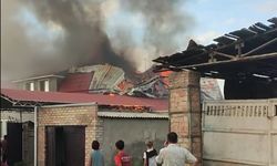 На западной окраине Бишкека горит таунхаус. Видео