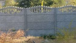 Жители мкр 4 возмущены забором, который установила школа. Фото