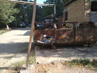 В городе Оше мусорные баки по улице А.Навои с дырами на дне
