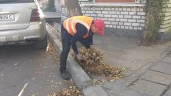 Сотрудники «Комтранском» убрали листья на улице Юнусалиева. Фото