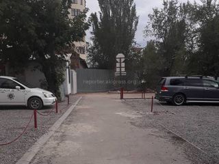 Законно ли перекрыли тротуар и устроили стоянку на Горького-Фатьянова?