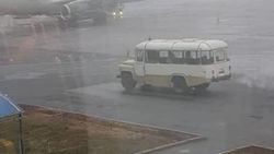Аэропорт «Манас» использует в работе советский автобус. Фото