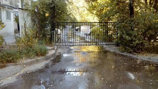 Горожанин: Вода постоянно затапливает двор дома в 8 мкр, а агроном «Бишкекзеленхоза» так и не пришел на встречу
