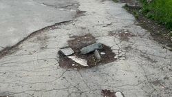 Житель 8 мкр жалуется на состояние тротуара. Фото