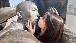 Горожанка посчитала, что бишкекчанка осквернила памятник Героям апрельской революции, сфотографировавшись с ним. Фото