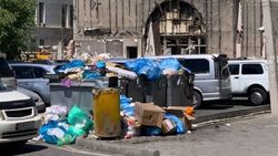 На Орозбекова не убирают мусор. Фото